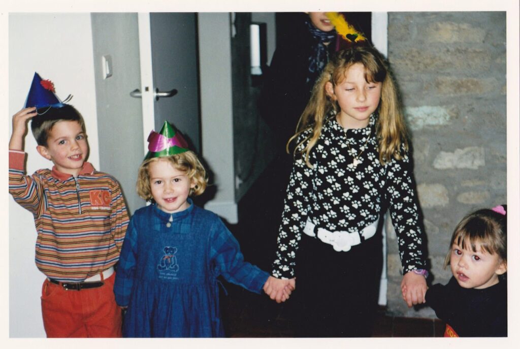 Samanta et Stéphanie enfants lors d’un anniversaire, avec des chapeaux de fête