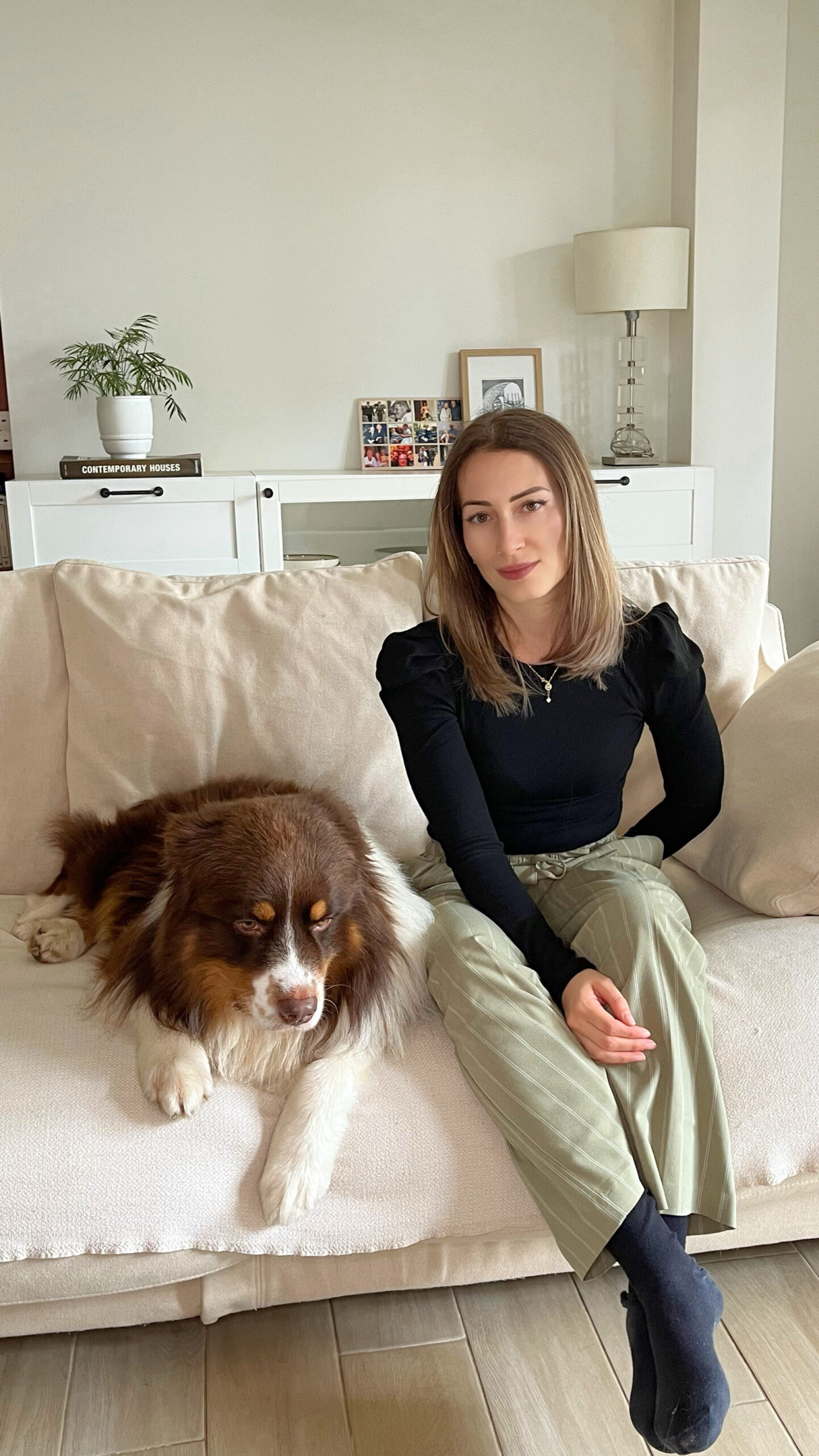 Samanta Duguay-Fanti, coach business, sur son canapé avec son chien Titan