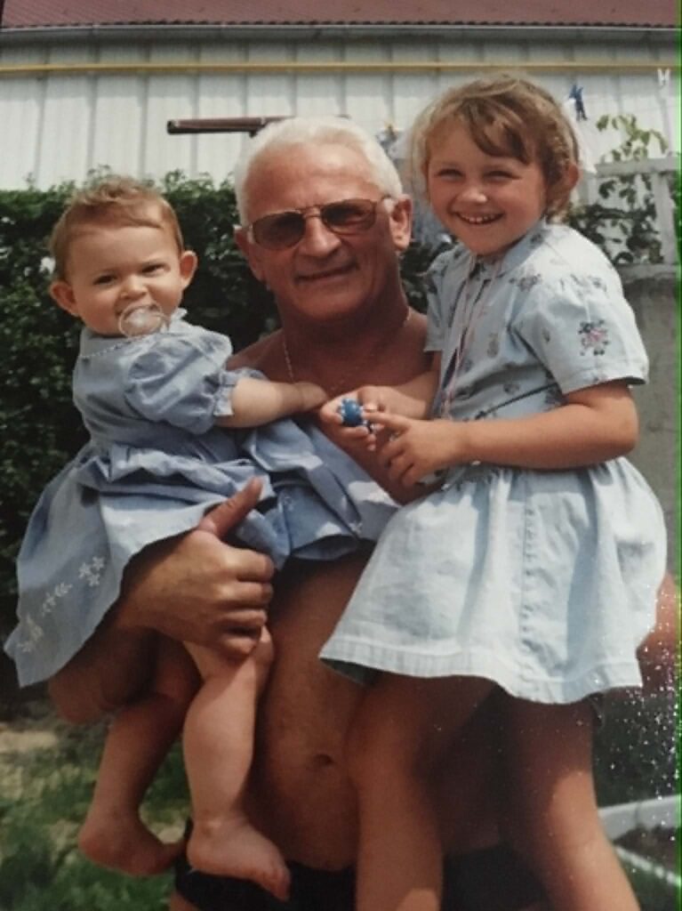 Samanta et Stéphanie enfants dans les bras de leur papy